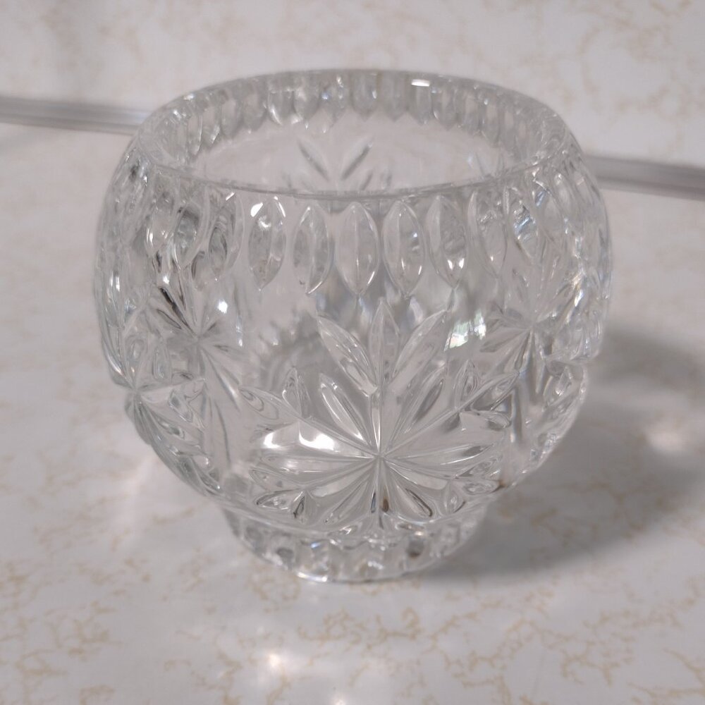 Perfect condition 24% lead crystal candy dish w lovely detailed snowflake design